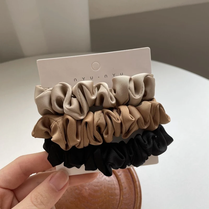 Elegante, zijdezachte, eenvoudige Franse haarelastiek van satijn. Perfect voor een verfijnde look, zacht voor je haar en geschikt voor dagelijks gebruik. — foto 9
