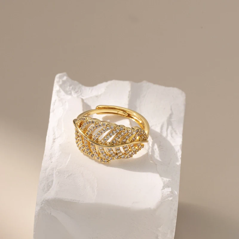 Anel feminino de zircônia com folhas vazadas, ouro 18K real, combina com tudo, design sofisticado e elegante, perfeito para qualquer ocasião. — foto 6