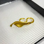 Anel retrô com forma de folha personalizada, um toque de moda único. Design elegante e personalizável para expressar sua individualidade. — foto 4