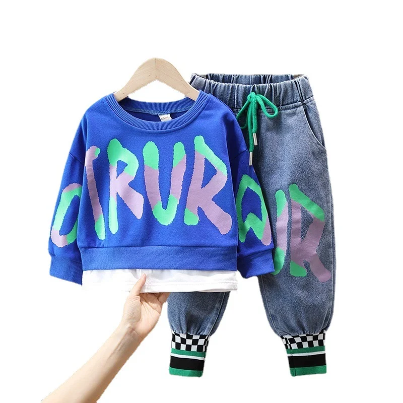 Nieuwe knappe baby jongens herfst kleding, tweedelige set. Stijlvolle en comfortabele kinder kleding voor een modieuze herfst. — foto 28