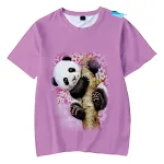 Camiseta de manga curta com estampa digital 3D da série Panda fofa. Colorida, leve e ideal para um visual charmoso e divertido. — foto 1