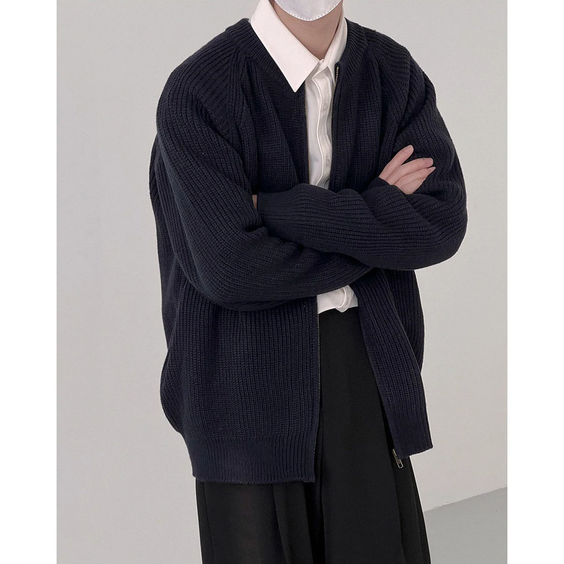 Cardigã simples de nicho para homens, suéter macio e versátil, perfeito para uso casual, ideal para sobreposições, confortável e elegante. — foto 4