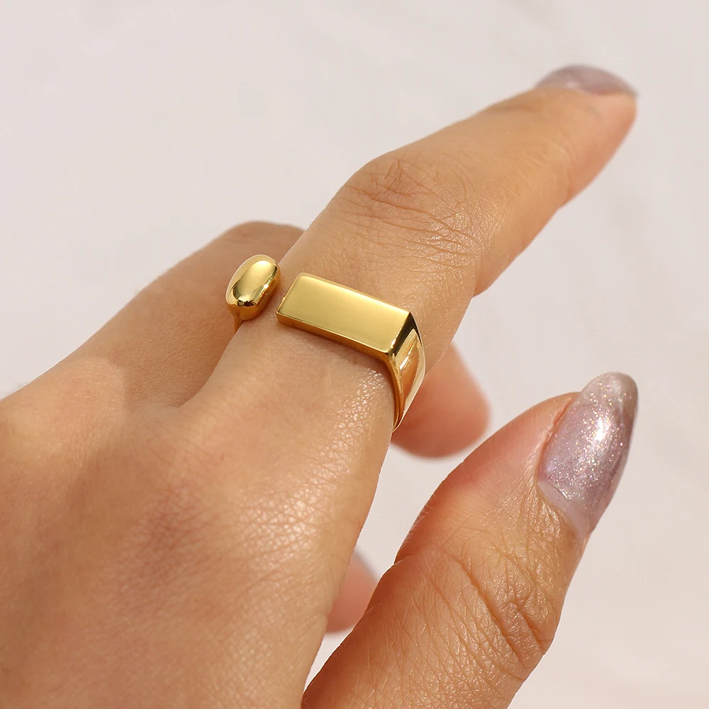 Anel Cadenza Gold para mulheres. Design sofisticado em ouro maciço. Joia perfeita para ocasiões especiais. Expresse seu estilo com este anel dourado. — foto 1