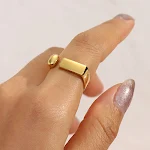 Anel Cadenza Gold para mulheres. Design sofisticado em ouro maciço. Joia perfeita para ocasiões especiais. Expresse seu estilo com este anel dourado. — foto 1