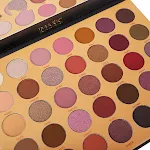 Multicolor Matte Eyeshadow Disc for versatile eye looks. Highly pigmented, long-lasting formula. Easy to blend and perfe — photo 3