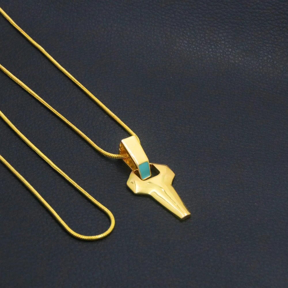Colar com pingente cruz fluorescente da moda, brilha no escuro, um acessório estiloso e moderno para complementar seus looks e expressar sua fé. — foto 4