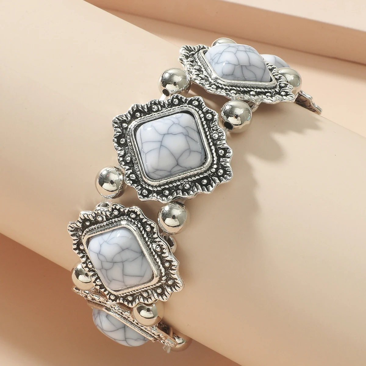 Etnische handgeweven armband met strass-steentjes. Verfraai je stijl met dit unieke sieraad en voeg een vleugje elegantie toe aan je look. — foto 4