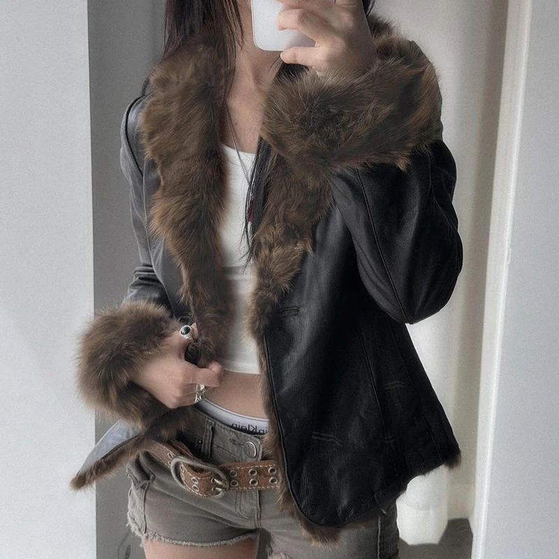 Casaco de couro americano com gola de pele solta. Quente, elegante e confortável. Perfeito para o inverno e para uso diário. — foto 6