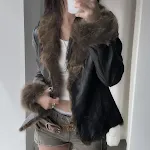 Casaco de couro americano com gola de pele solta. Quente, elegante e confortável. Perfeito para o inverno e para uso diário. — foto 6