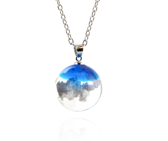 Collana con pendente a forma di luna in resina per clavicola, un accessorio delicato ed elegante per un look raffinato e femminile. — foto 1