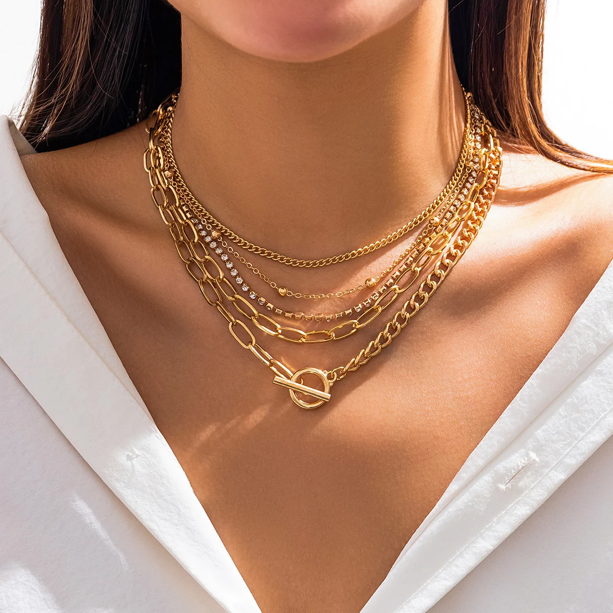 Colar com fivela OT geométrica simples, para combinar com tudo. Um acessório elegante e versátil para looks do dia a dia ou ocasiões especiais. — foto 2