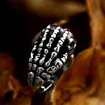 Anel masculino de osso de mão dominante, design impactante e audacioso para homens que buscam expressar personalidade e estilo únicos. — foto 4