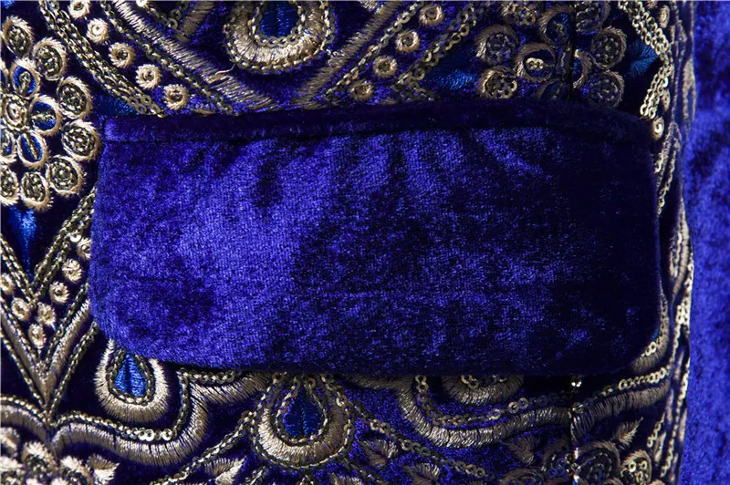 Abito Uomo in Velluto con un Bottone e Ricamo Argento, Perfetto per Serate Eleganti e Cerimonie Speciali — foto 2