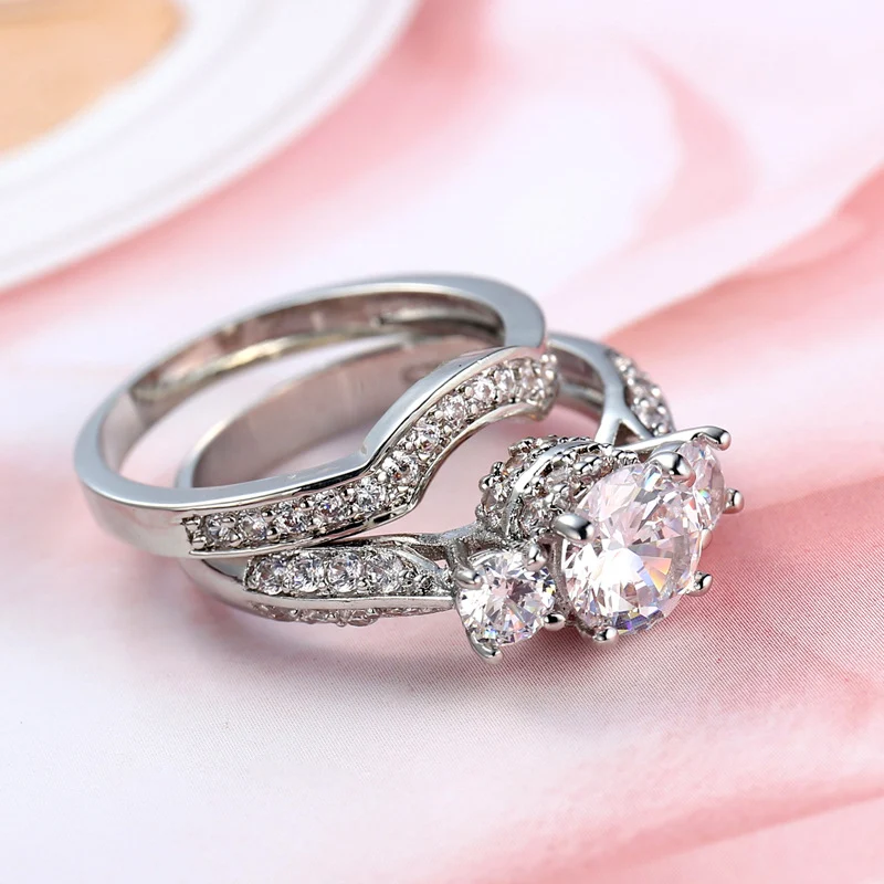 Anel de cobre com ornamentos de zircônia branca, um toque de sofisticação e beleza. Acessório ideal para complementar seu visual com brilho e charme. — foto 1