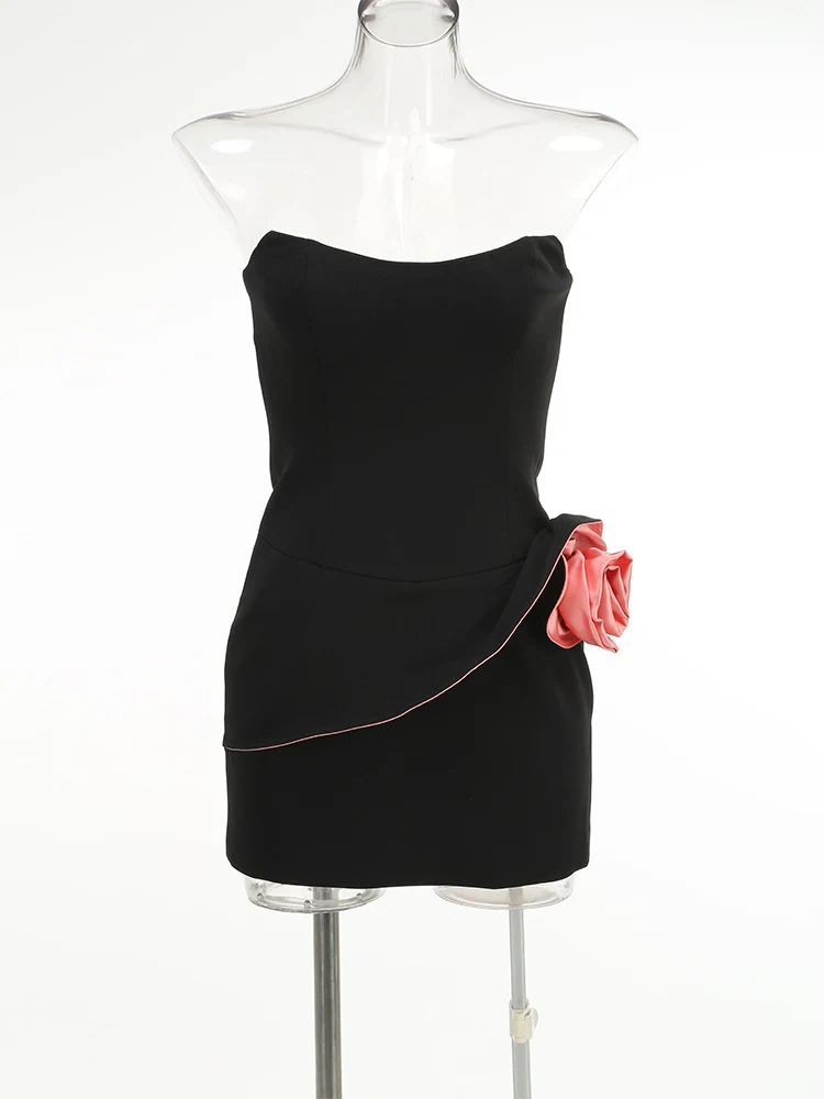 Abito elegante con gonna e decorazione floreale a contrasto. Perfetto per occasioni speciali, esalta il tuo stile e la tua femminilità. — foto 2