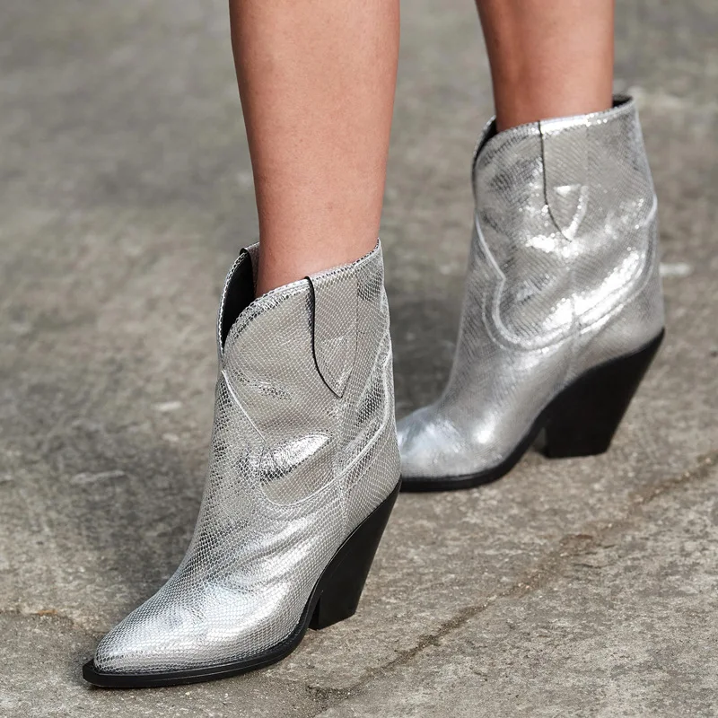 Stivali casual donna con tacco alto e punta, taglie forti, stile cavaliere, perfetti per un look elegante e comodo in ogni occasione. — foto 17
