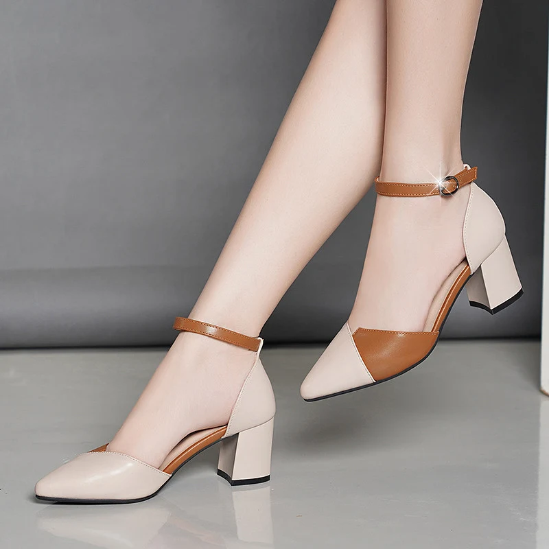 Décolleté donna con cinturino alla caviglia, punta affusolata e tacco basso, perfette per un look elegante e confortevole. — foto 4