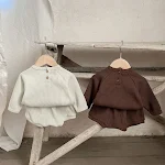 Conjunto de duas peças de suéter ocidentalizado para bebê. Conforto e estilo para o seu pequeno. Ideal para o dia a dia, macio e quentinho. Perfeito! — foto 3