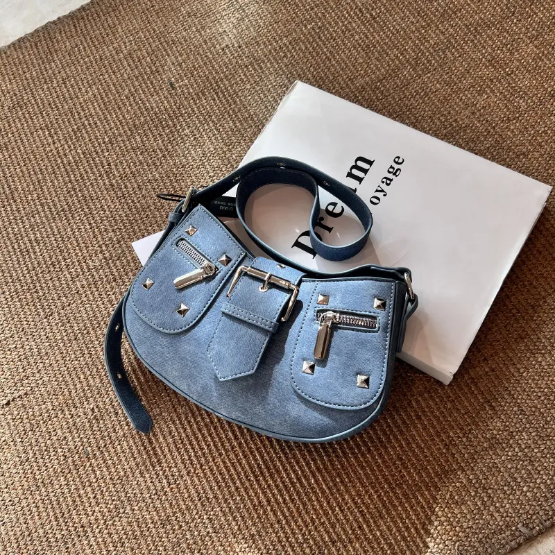 Bolso de hombro retro con remaches para mujer, perfecto para llevar bajo el brazo. Diseño elegante y funcional, ideal para un look vintage moderno. — foto 10