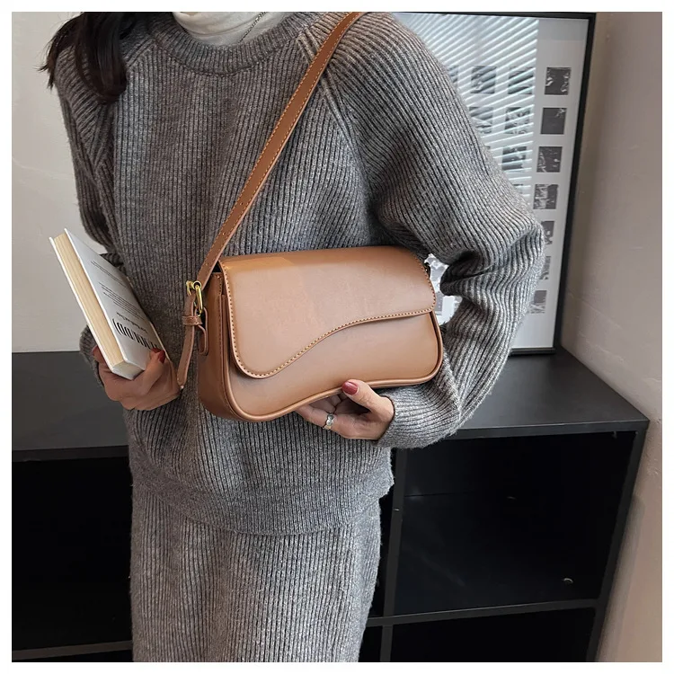 Nova bolsa de ombro simples com fivela magnética. Design elegante e prático para carregar seus itens essenciais com facilidade e estilo. — foto 18