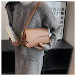 Nova bolsa de ombro simples com fivela magnética. Design elegante e prático para carregar seus itens essenciais com facilidade e estilo. — foto 18