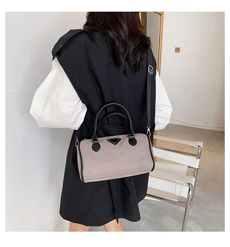 Bolsa de ombro Boston de lona, perfeita para uso diário ou viagens. Ampla, resistente e elegante, oferecendo conforto e praticidade para transportar seus itens. — foto 2