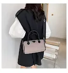 Bolsa de ombro Boston de lona, perfeita para uso diário ou viagens. Ampla, resistente e elegante, oferecendo conforto e praticidade para transportar seus itens. — foto 2