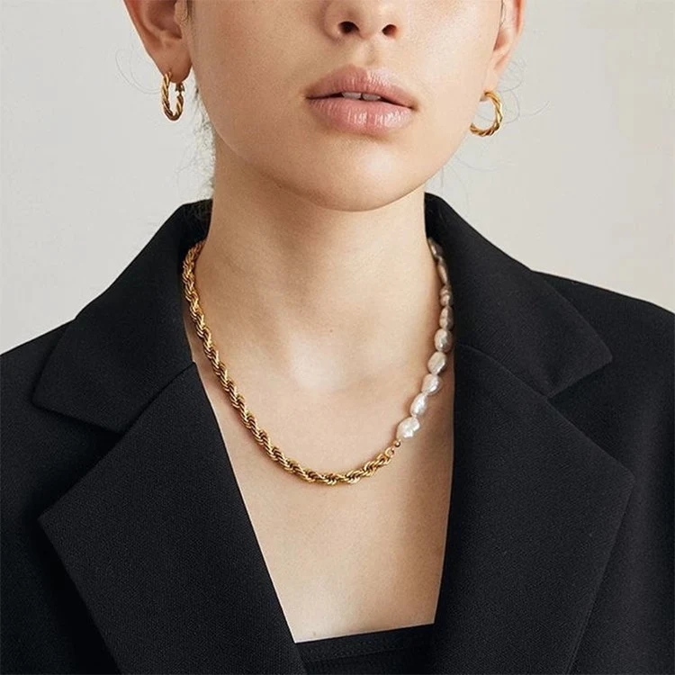 Colar de pérolas naturais barrocas vintage, corrente de clavícula com costura de metal, acessório elegante e atemporal. — foto 3
