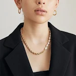 Colar de pérolas naturais barrocas vintage, corrente de clavícula com costura de metal, acessório elegante e atemporal. — foto 3