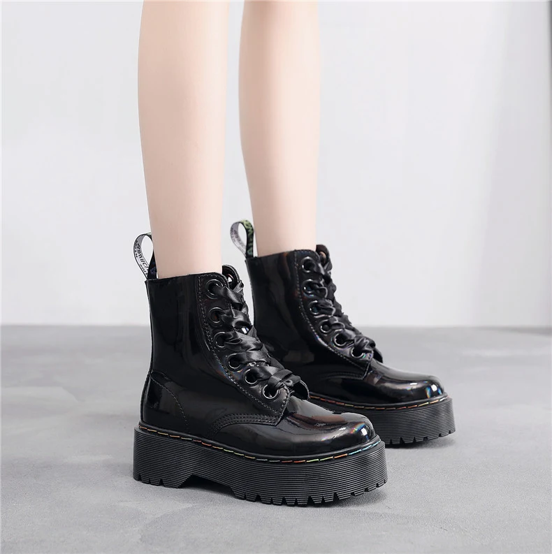 Botas Martin femininas com sola grossa, zíper lateral e design a laser. Conforto e estilo para seus looks diários. — foto 3