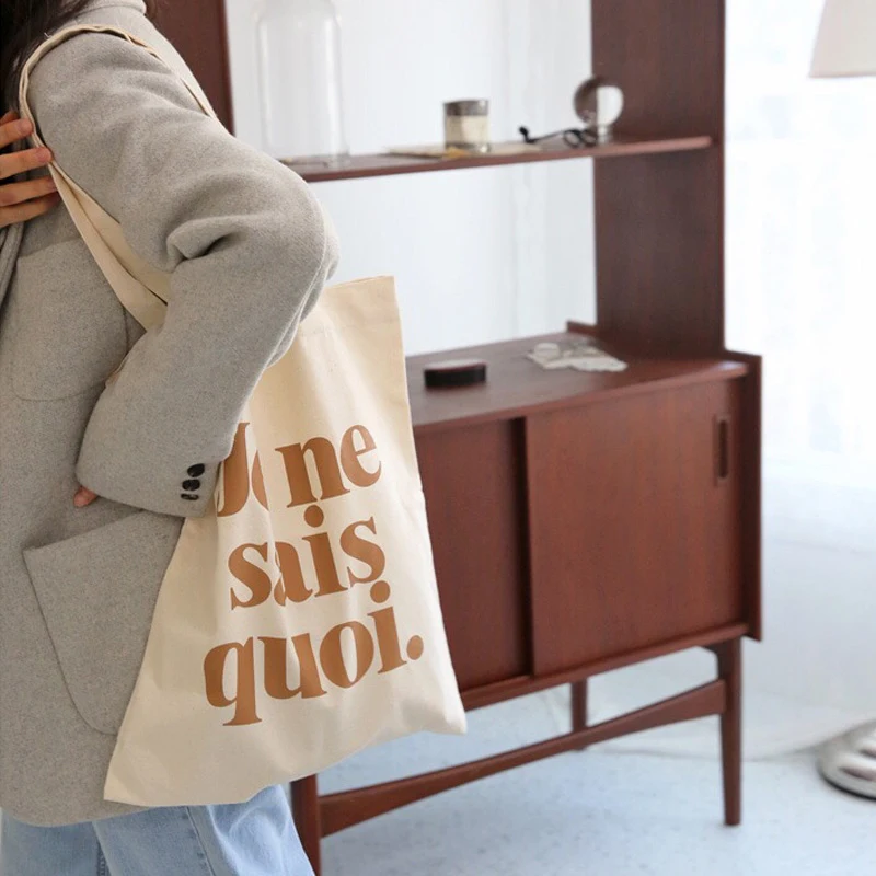 Bolsa de ombro com letras inglesas, tecido cinza fino. Leve e elegante, perfeita para carregar seus itens essenciais com estilo e praticidade. — foto 6