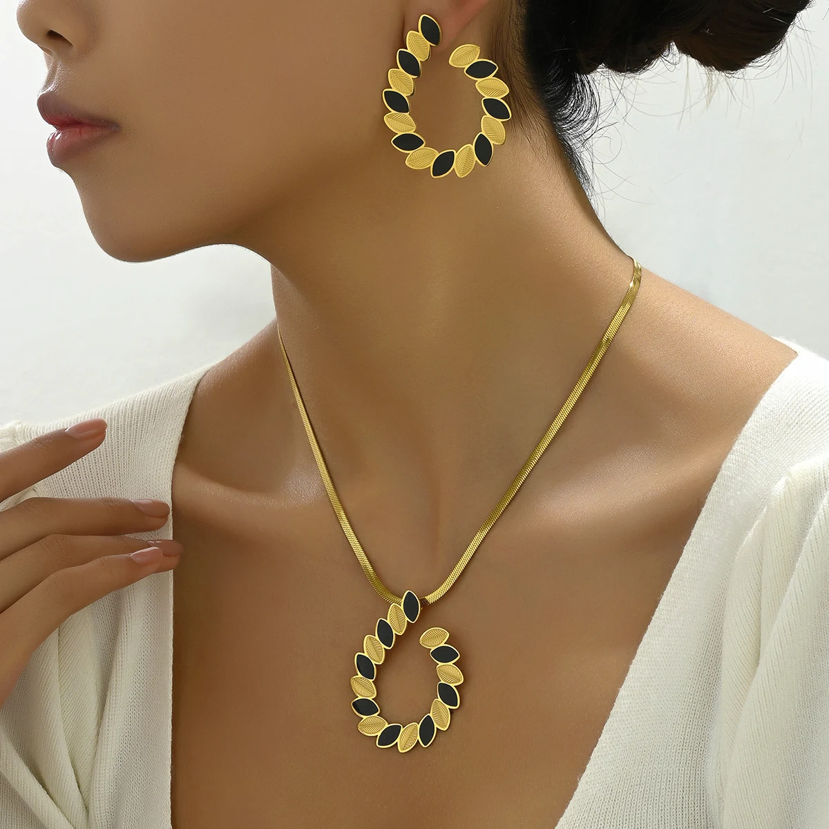 Conjunto de brincos e colar feminino folhas design exclusivo Ideal para presente Ocasiões especiais Jóias elegantes — foto 3