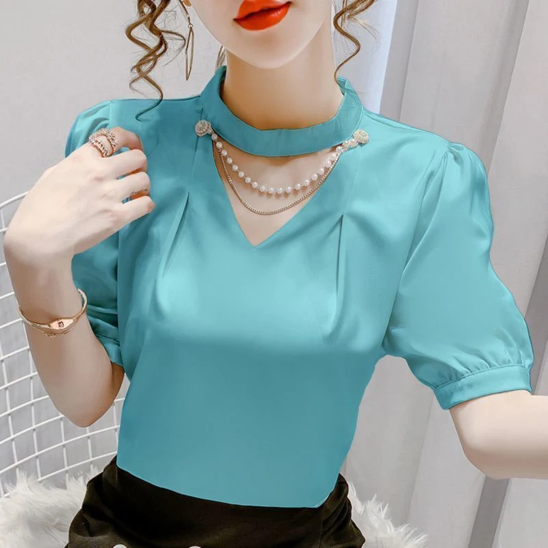 Camicia in chiffon con scollo all'americana e catena di perle, maniche corte, vestibilità ampia, un look elegante e alla moda. — foto 2