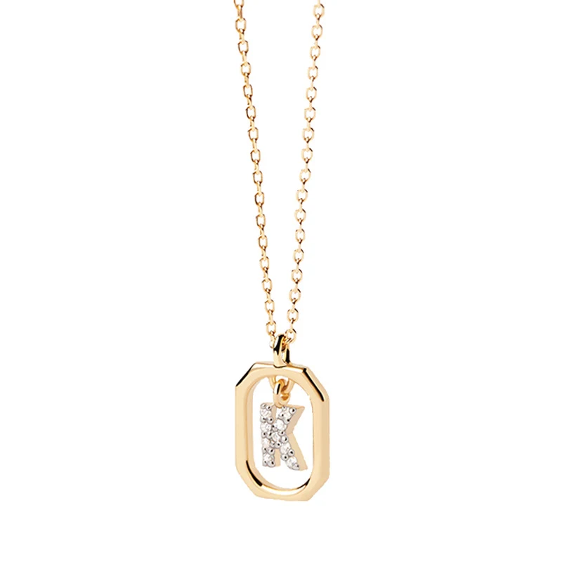 Colar Mini Letra Pequena Prata 18k, Simples e Leve, Luxo Discreto e Sofisticado. Joia feminina ideal para um toque de elegância e personalidade. — foto 18