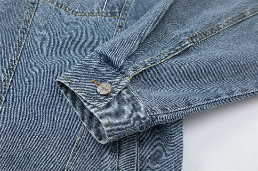 Giacca in denim American High Street con ricamo di lettere — Capo in denim elegante e confortevole per l'uso quotidiano, con ricamo di lettere distintivo. — foto 10