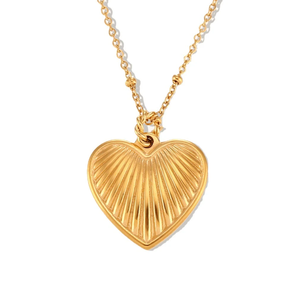 Colar de ouro 18K com pingente de coração pêssego listrado e corrente de contas. Design simples e elegante, ideal para uso diário ou presente. — foto 5
