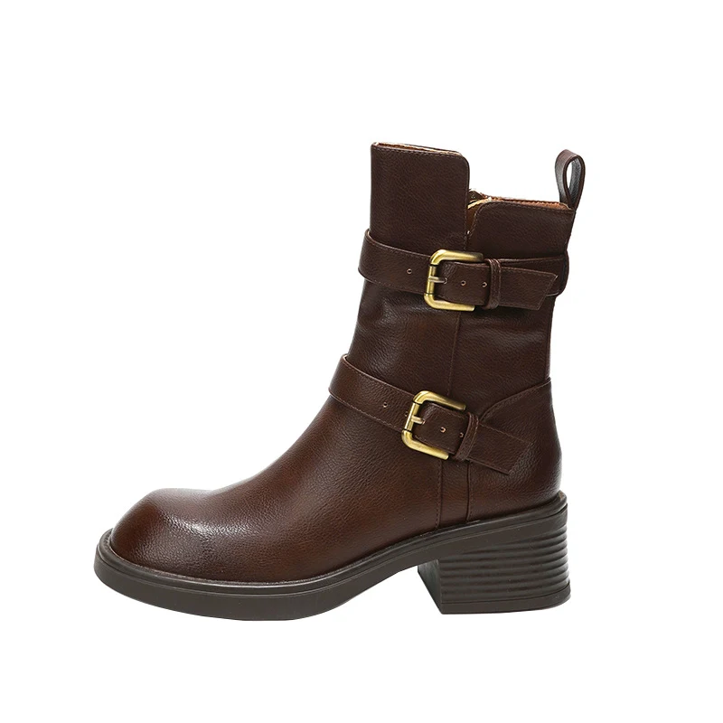 Botas de cano curto femininas com salto grosso, zíper lateral e fivela dupla, ideais para um visual moderno e elegante. — foto 3