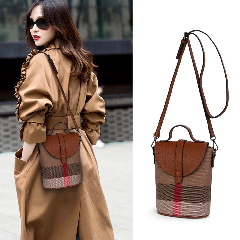Bolsa transversal feminina de couro xadrez elegante e moderna, perfeita para carregar seus pertences com estilo e praticidade. — foto 14