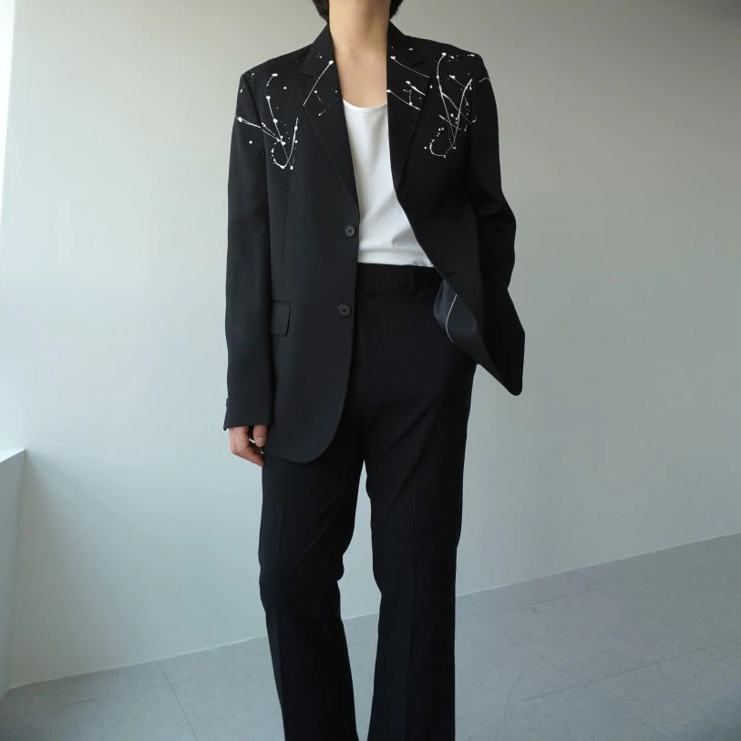 Jaqueta de terno com manchas de tinta branca, combinação perfeita e elegante. Visual moderno e arrojado, ideal para diversas ocasiões, sempre com estilo. — foto 5