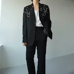 Jaqueta de terno com manchas de tinta branca, combinação perfeita e elegante. Visual moderno e arrojado, ideal para diversas ocasiões, sempre com estilo. — foto 5