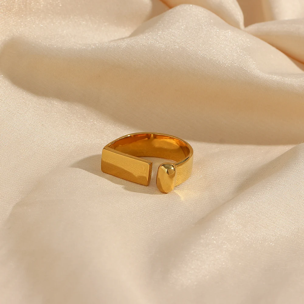 Title 5, Anel Cadenza Gold para mulheres. Design sofisti...