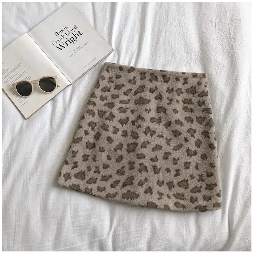 Falda de tubo de lana con estampado de leopardo, talle alto, estilo coreano retro, corte A, ajustada y elegante para un look salvaje y moderno. — foto 3