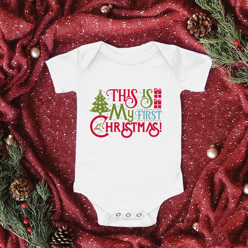 Macacão curto com estampa de Papai Noel para bebês, formato triangular. Conforto e estilo natalino para seu pequeno. Ideal para celebrar. — foto 1