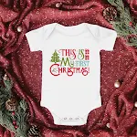 Macacão curto com estampa de Papai Noel para bebês, formato triangular. Conforto e estilo natalino para seu pequeno. Ideal para celebrar. — foto 1
