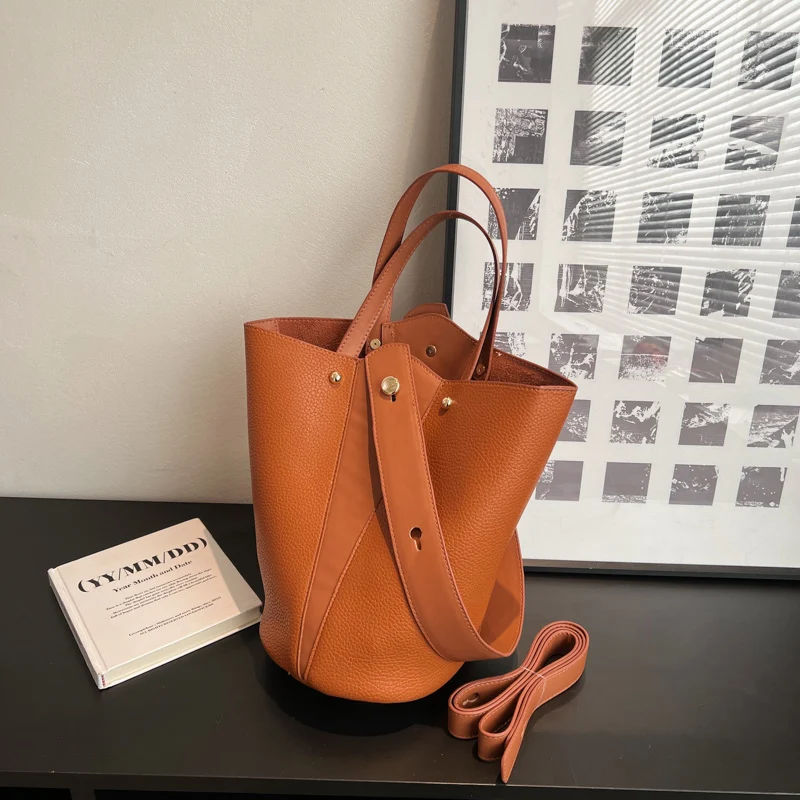 Bolsa feminina casual, estilo saco tipo balde, grande capacidade. Perfeita para o dia a dia, leve tudo com estilo e praticidade. — foto 1