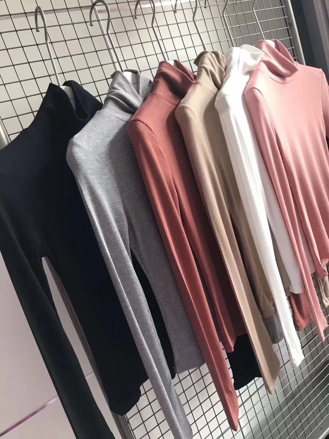 Title 4, Camicia comoda con fondo in filo a collo alto p...