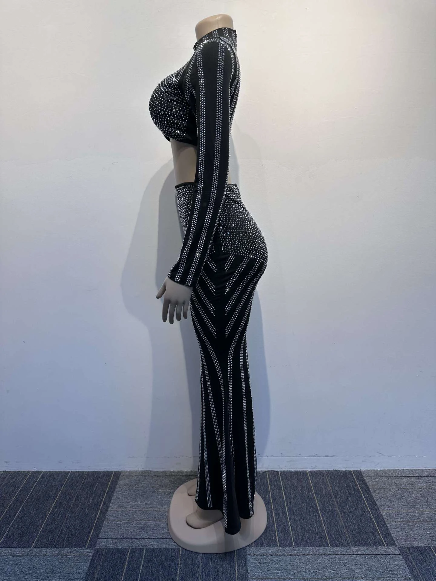 Conjunto Feminino Justo com Saia Rabo de Peixe com Strass, Manga Longa e Elasticidade para um Visual Sofisticado. — foto 42