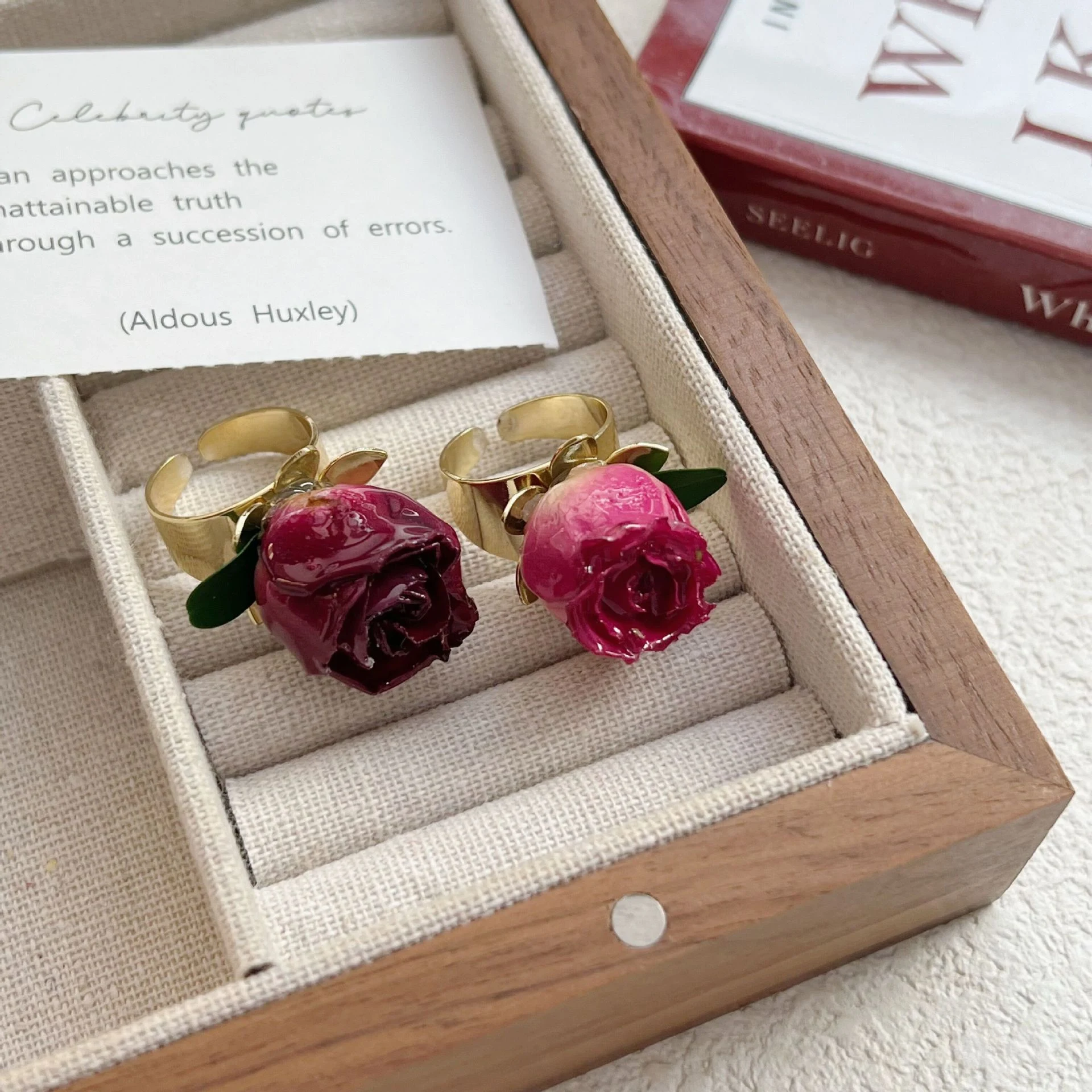 Pulseira com anel de fada e rosas nostálgicas, um adorno delicado para o pulso. Desfrute da beleza floral e do encanto vintage. — foto 4