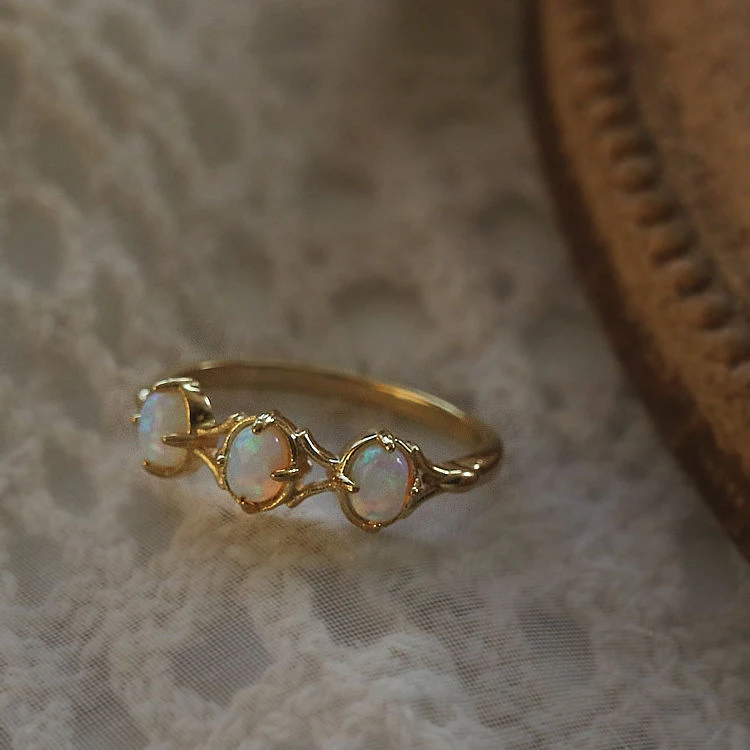 Anel Feminino Retro Opal Banhado a Ouro Design vintage deslumbrante. Adicione um toque retrô e sofisticado ao seu look. Ideal para usar em qualquer evento. — foto 8