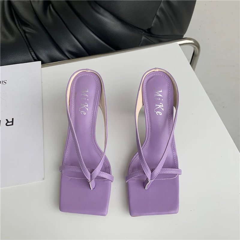 Infradito da donna con tacco a spillo e punta quadrata, calzature da esterno, stile e comfort per l'estate. — foto 2
